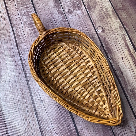 VTG Brown Wicker Rattan Leaf Shaped Boho Basket - Picture 8 of 8